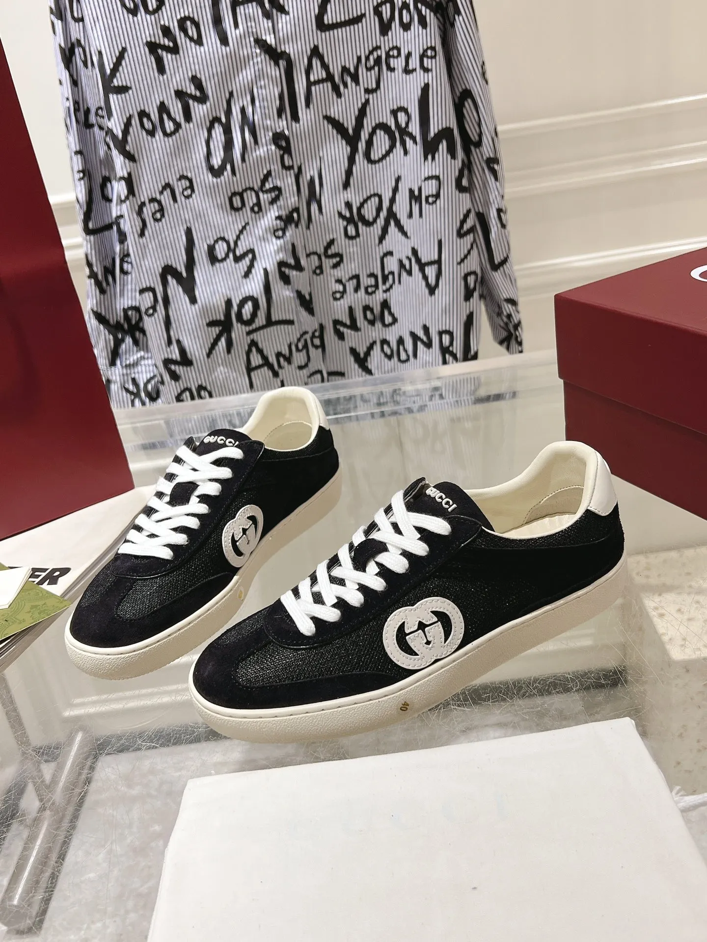 👟👟Ex-factory price 540👟👟Men's size +10 New upgraded version🔥Gucci 2024 new white shoes casual shoes hot recommendation, original TPU soles, original fabrics, original sheepskin lining sheepskin feet🔥Original cover craftsmanship is reproduced one to one! The pursuit of ultimate comfort! 🔥🔥 [Love] Fabric: Imported cow suede + mesh [Love] Packing: Counter-matched red shoe box ➕ Aviation airplane box [Love] Code number: 35-45